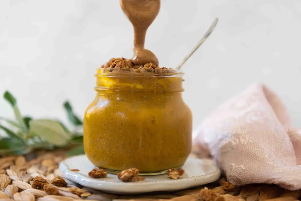Pumpkin Pie Chia Pudding with a pink napkin