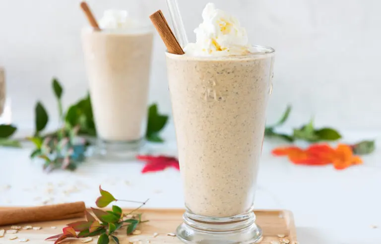 two glasses of gingerbread smoothie with cinnamon sticks