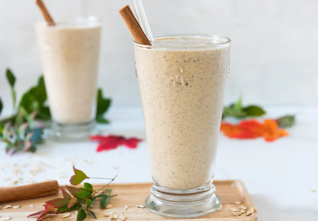 two glasses of gingerbread smoothie