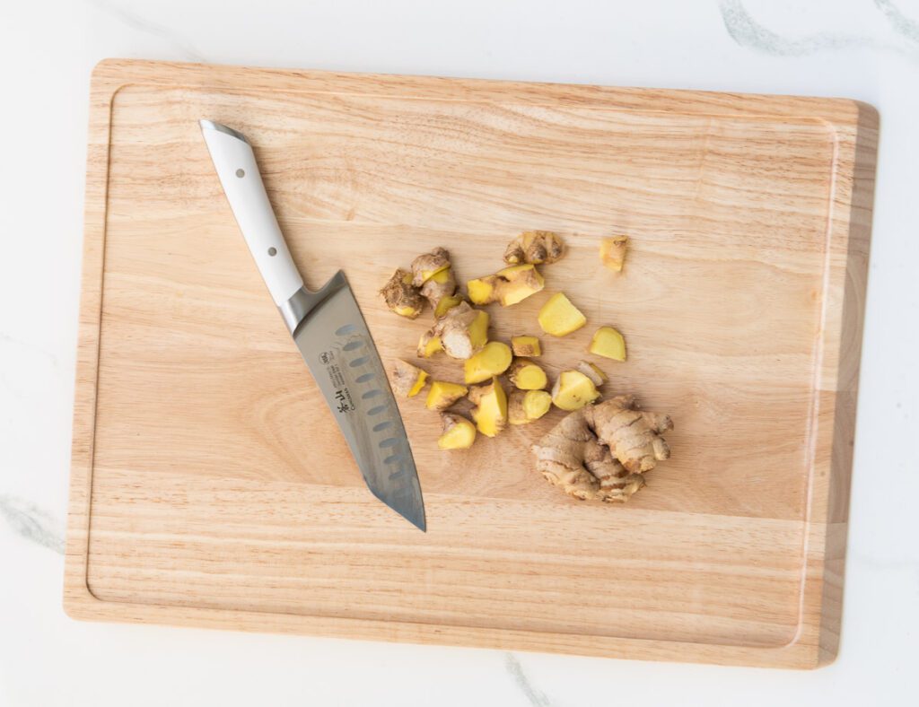 Cut ginger on cutting board